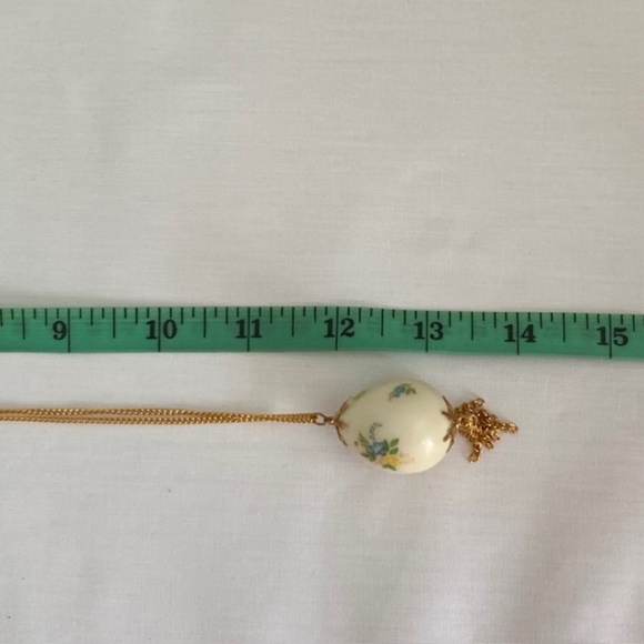 Vintage Real Egg Necklace Blue & Yellow Flowers on Gold Tone Chain with Tassel - Picture 4 of 4